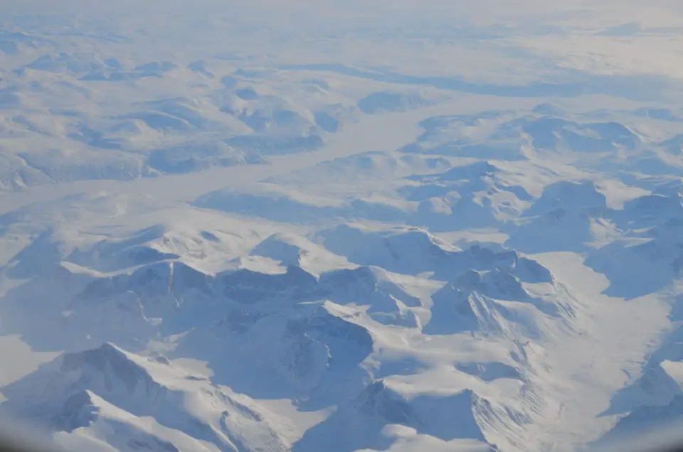 Wichtig ist es, die Zeit bei einen Langstreckenflug zum Vorbeirasen zu bringen. Der Blick aus dem Flugzeug kann dabei Langeweile bekämpfen. Hier siehst du das eisige Grönland.
