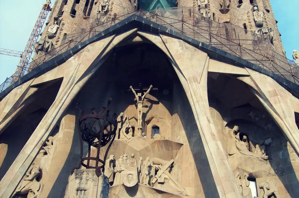Hier siehst du die von Gaudí entworfene Sagrada Família. Die Kirche ist die vielleicht bekannteste der Barcelona Sehenswürdigkeiten und sollte selbst beim kürzesten Kurztrip nicht verpasst werden.
