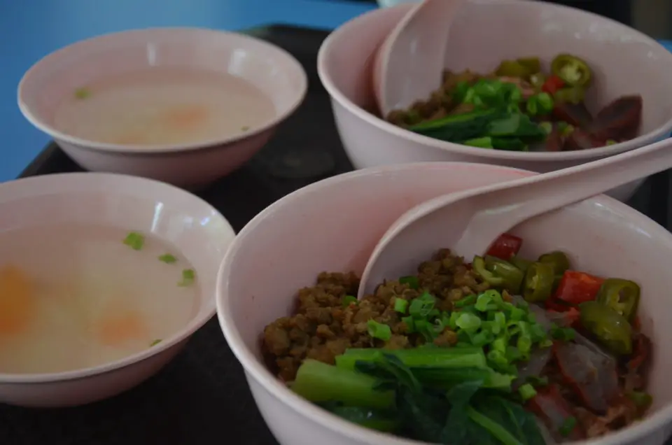 In Singapurs Hawker Centern kann man alles probieren: Sarawak Kolo Mee (Red) nennt sich dieses hübsche Gericht