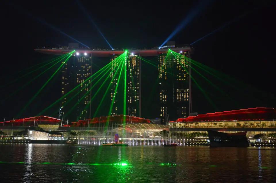 Die allabendliche Lichtershow vor dem Marina Bay Sands setzt die bekanntesten Singapur Sehenswürdigkeiten ins richtige Licht.
