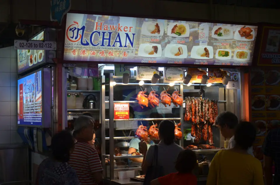 Essen bei einem Sternekoch geht im teuren Singapur dank Hawker Centern auch zum Schnäppchenpreis: Liao Fan Soya Sauce Chicken Rice & Noodle ist vermutlich der schrägste unter den Singapur Spartipps.