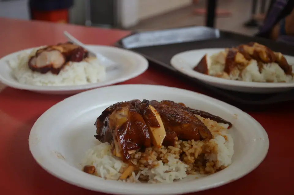 Liao Fan Soya Sauce Chicken Rice sowie Char Siew Rice. Im Chinatown Complex Food Centre in Singapur wird dir mit Michelin-Stern ausgezeichnetes Essen zum Schnäppchenpreis geboten.