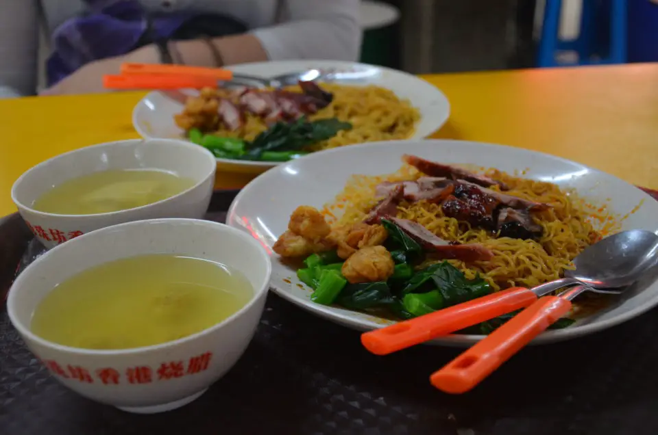 Einer der effektivsten Singapur Spartipps ist es, in den Hawker Centern essen zu gehen. So können die hohen Preise in Restaurants vermieden werden.