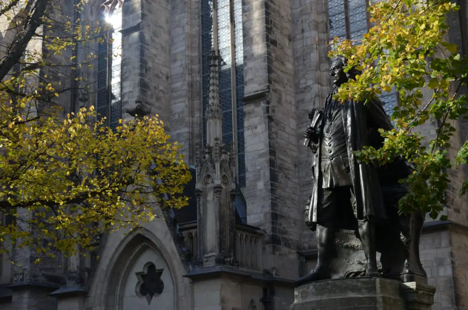 Die Bach-Statue an der Thomaskirche wird dir bei deiner Leipzig Städtereise mit hoher Wahrscheinlichkeit begegnen.