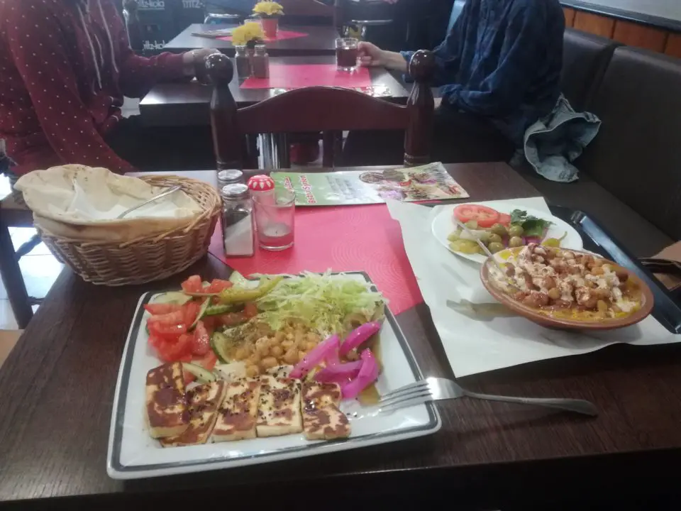 Halloumi und Foul im Bistro Syrien an der Eisenbahnstraße sind mehr als empfehlenswert und machen die Leipzig Städtereise auch kulinarisch besonders.