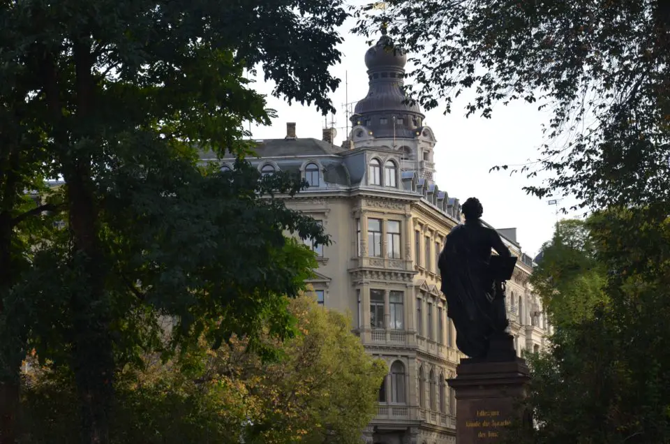 Die Felix Mendelssohn Bartholdy Statue nahe der Thomaskirche begegnet dir, wenn du deine Leipzig Städtereise aus westlicher Richtung beginnst.