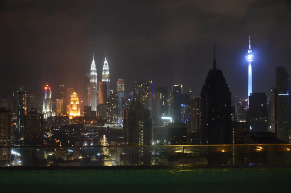 Hier siehst du die Kuala Lumpur Skyline bei Nacht. Das Foto habe ich von der Dachterrasse der Regalia Residence aus geschossen.