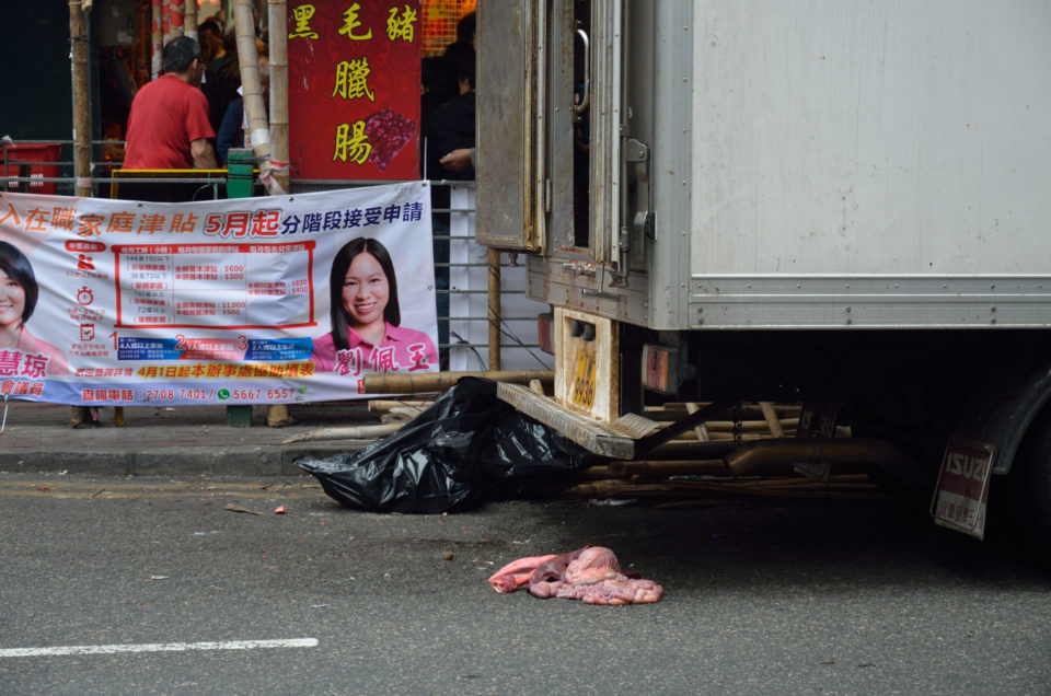 Hongkong-Chinesen gehen nicht gerade zimperlich mit Tieren um, die sie essen wollen.