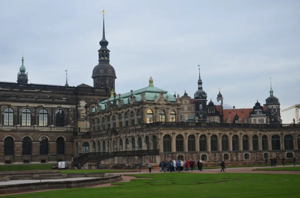 Der Dresdner Zwinger beheimatet u. a. die Galerie Alte Meister und ist nicht zuletzt deswegen eine der größten der Dresden Sehenswürdigkeiten.