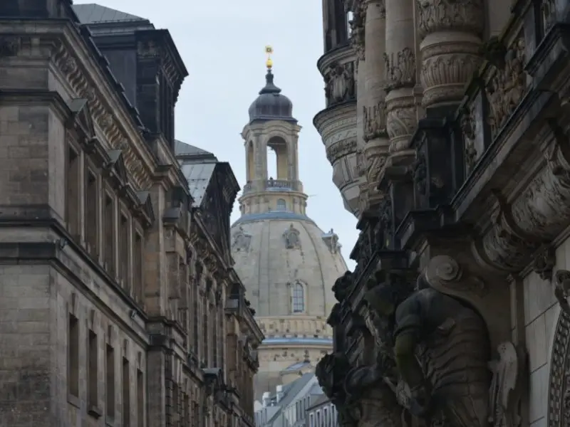 Dresden Tipps: Dein Dresden Sehenswürdigkeiten Rundgang sollte dich zur Frauenkirche führen, die das Wahrzeichen der Stadt ist.