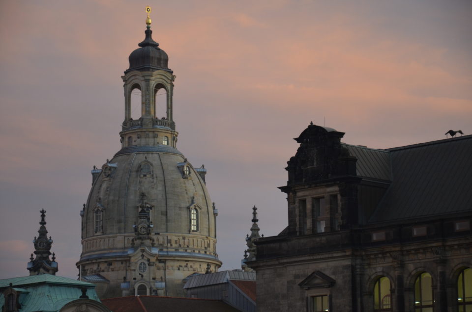 Die Frauenkirche dürfte spätestens seit ihrem Wiederaufbau die größte der Dresden Sehenswürdigkeiten sein.