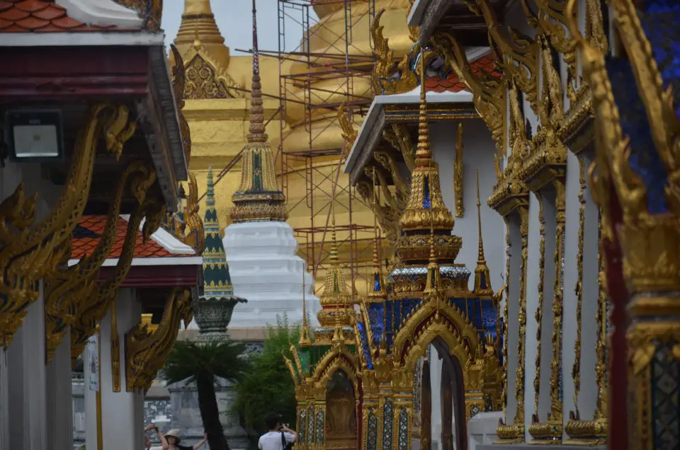 Der Große Palast und Wat Phra Kaeo zählen zu den größten Bangkok Sehenswürdigkeiten und dürften bei den wenigsten Bangkok Reisen fehlen.