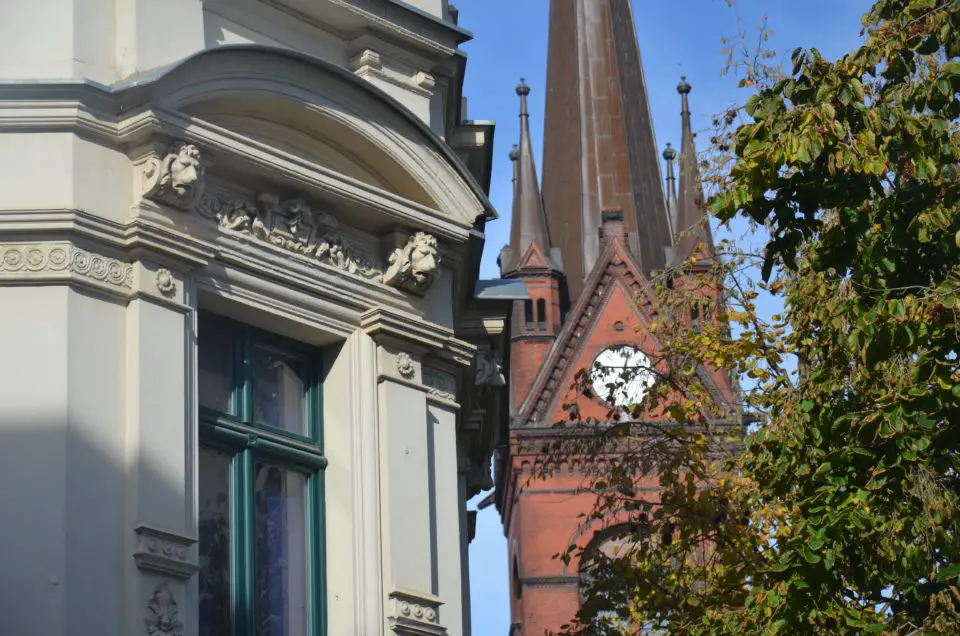 Der Turm der Heilig-Kreuz-Kirche unweit der Eisenbahnstraße ist nur ein Beispiel dafür, warum sich ein unvoreingenommener Ausflug nach Neustadt und Volkmarsdorf als Unternehmung bei einem Leipzig Kurztrip lohnt.