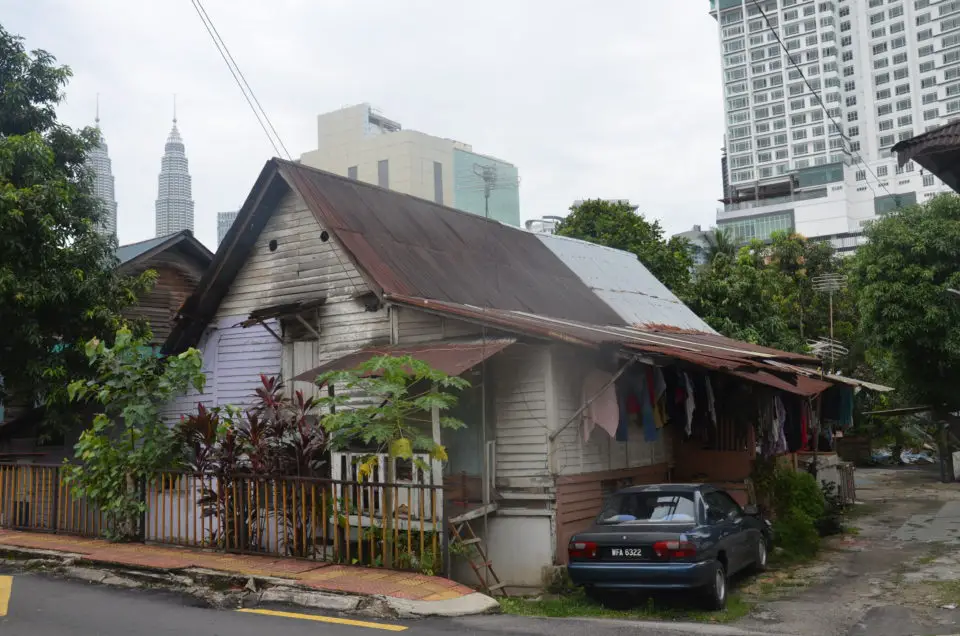 Das altmodische Kampung Baru bietet einen interessanten Kontrast zur hochmoderner Skyline von Kuala Lumpur mit den Petronas Towers und Co.