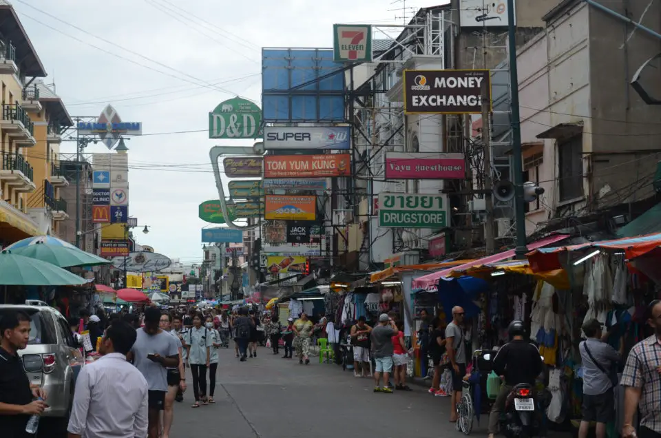 Die Khaosan Road dürfte die berühmteste Straße Bangkoks sein. Nicht zuletzt deswegen hat sie es auf meine Liste der Top 10 Bangkok Sehenswürdigkeiten geschafft.