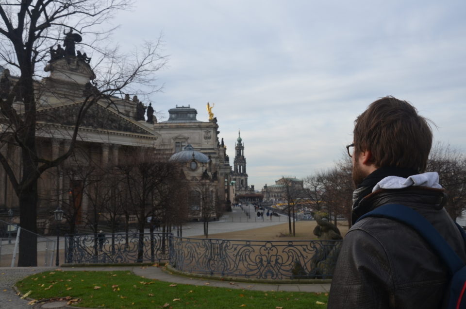 Hier blicke ich über die Brühlsche Terrasse in Richtung Katholische Hofkirche. In meinem Blickfeld liegen damit zahlreiche der bekanntesten Dresden Sehenswürdigkeiten.