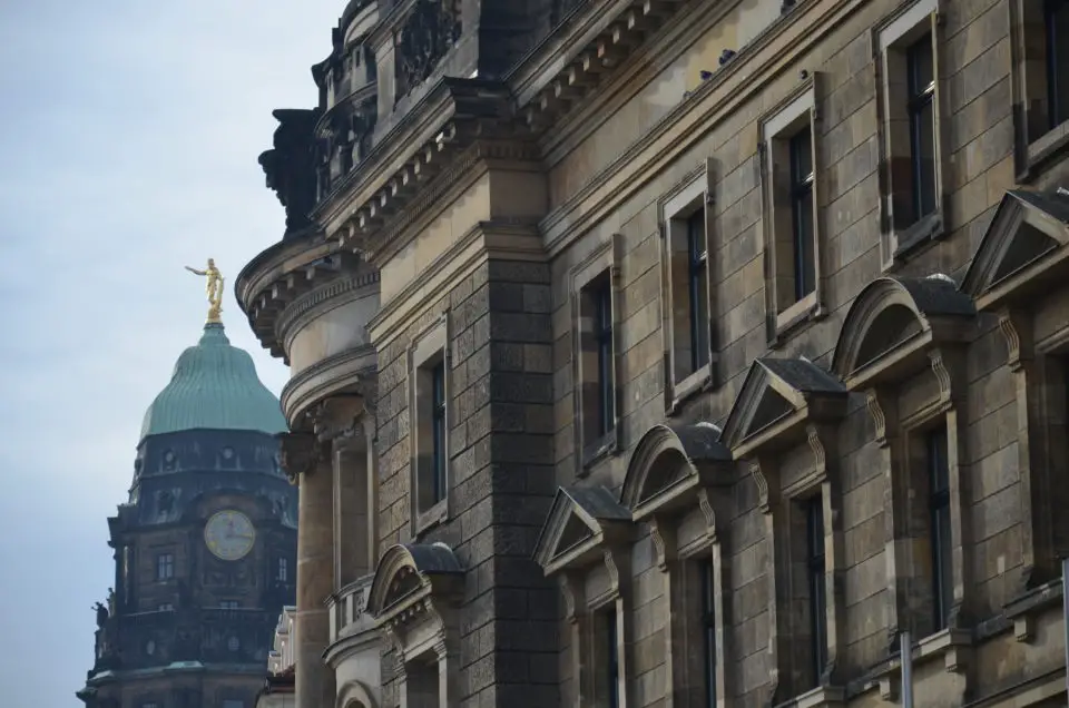 Hier siehst du den Turm des Neuen Rathauses von Dresden mit dem Polizeipräsidium im Vordergrund.