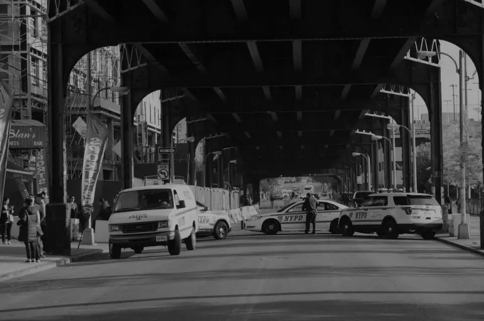 Einer der New York Reisetipps lautet so: Schau dir Serpico an und reise filmisch durch den Rotten Apple.