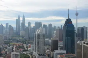Eine der größten Kuala Lumpur Sehenswürdigkeiten ist die Skyline der Stadt. Hier siehst du sie von der Regalia Residence aus fotografiert.