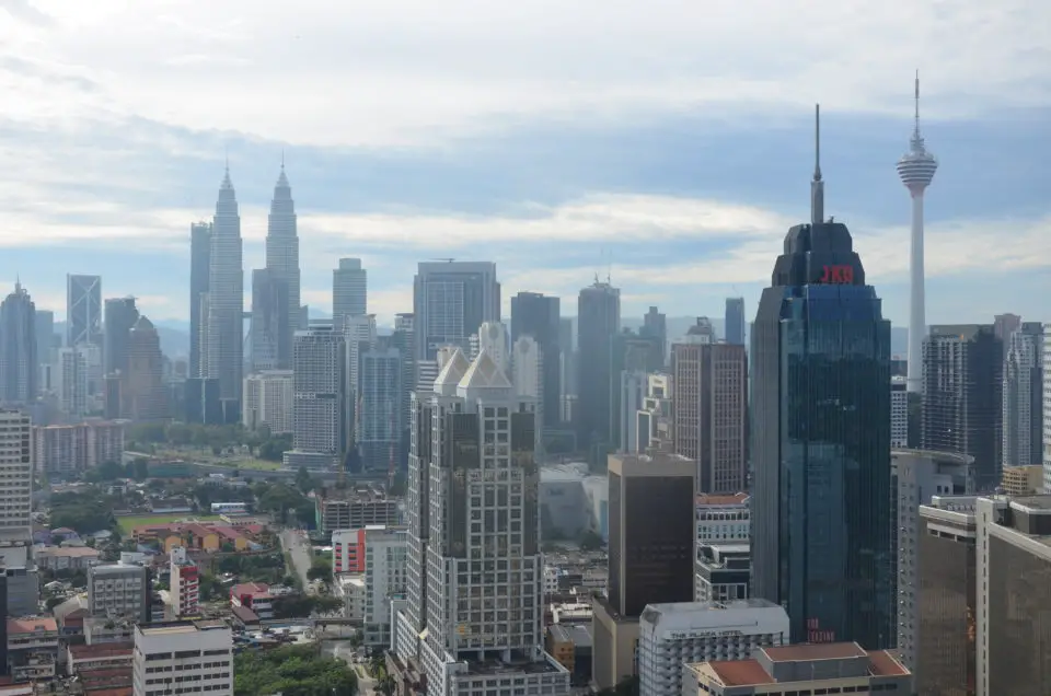 Eine der größten Kuala Lumpur Sehenswürdigkeiten ist die Skyline der Stadt. Hier siehst du sie von der Regalia Residence aus fotografiert.