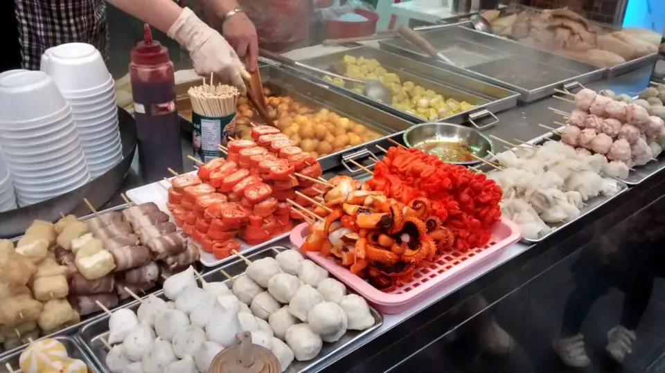 Street Food solltest du dir während deiner Hongkong Reise nicht entgehen lassen.