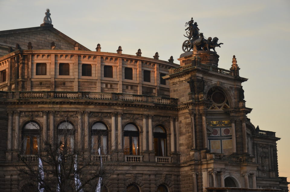 Die Semperoper ist eine der bekanntesten Dresden Sehenswürdigkeiten.