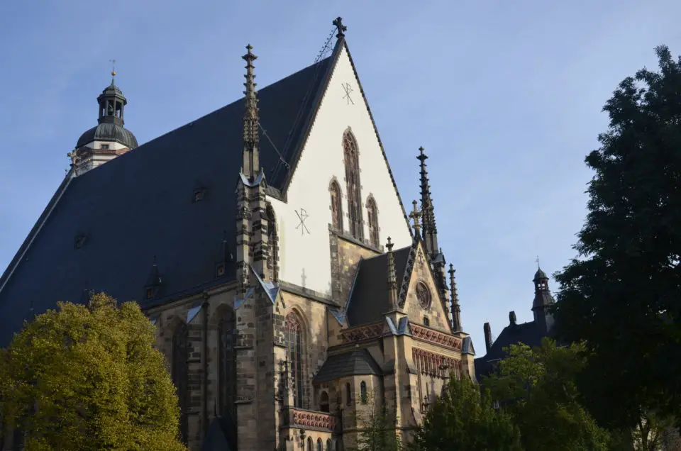 Die berühmte Thomaskirche zählt zu den Leipzig Sehenswürdigkeiten, die du dir bei deiner Städtereise nicht entgehen lassen solltest.