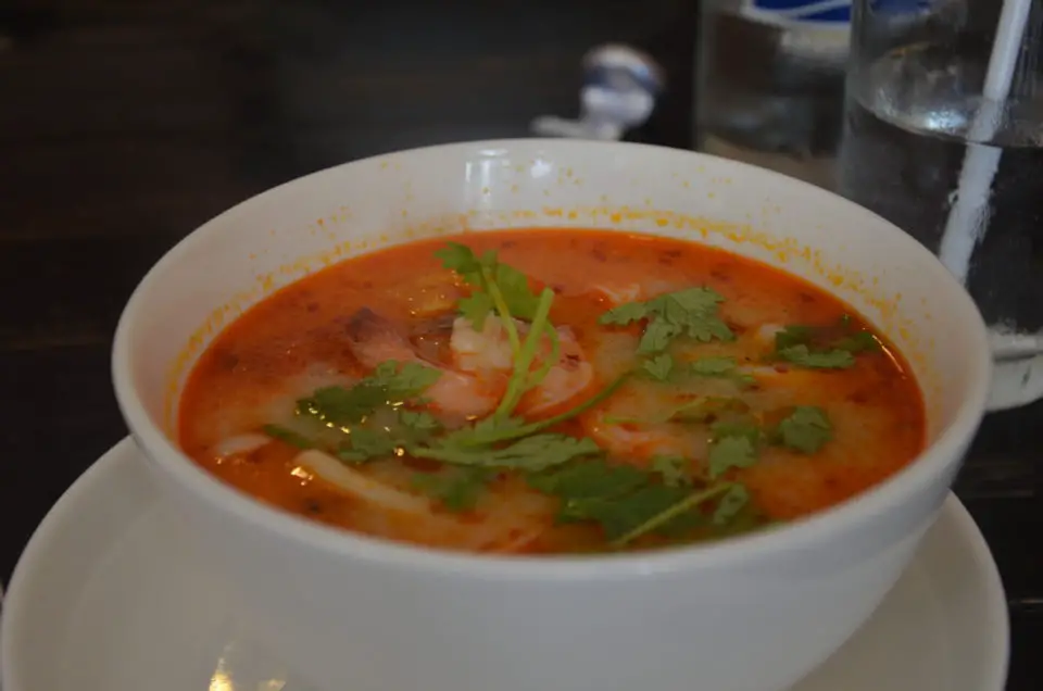 Tom Yam Gung gehört zu den kulinarischen Highlights von Bangkok. Bei einer Street Food Tour in Bangkok solltest du dir Suppe probieren.