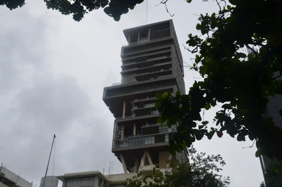 Antilia - das teuerste Wohnhaus der Welt steht an der Altamount Road und macht diese damit zu einer der wichtigsten Mumbai Sehenswürdigkeiten.