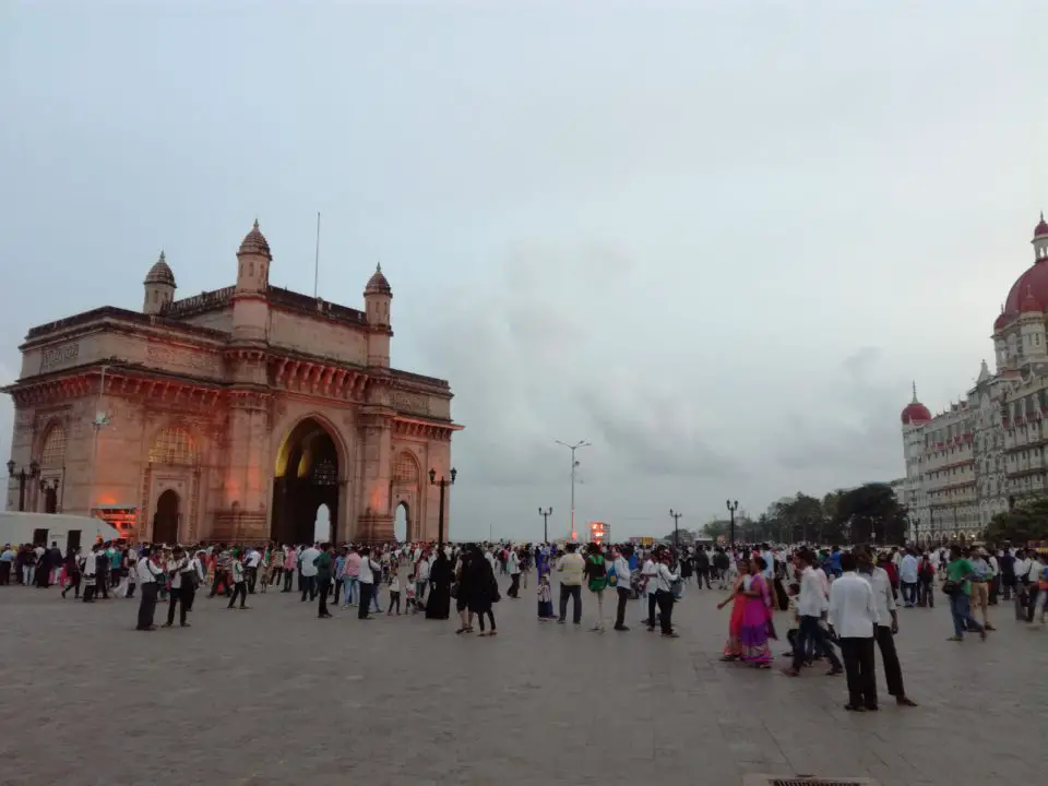 Zwei der berühmtesten Mumbai Sehenswürdigkeiten sind Nachbarn: Das Gateway of India und das Taj Mahal Palace Hotel