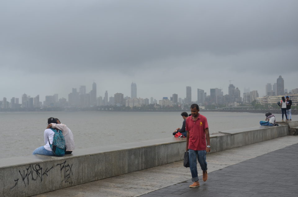 Der Marine Drive ist eine der größten Mumbai Sehenswürdigkeiten. Einer der wichtigsten Mumbai Reisetipps besagt, dass du dir ihn am besten zur Winterzeit angucken solltest.