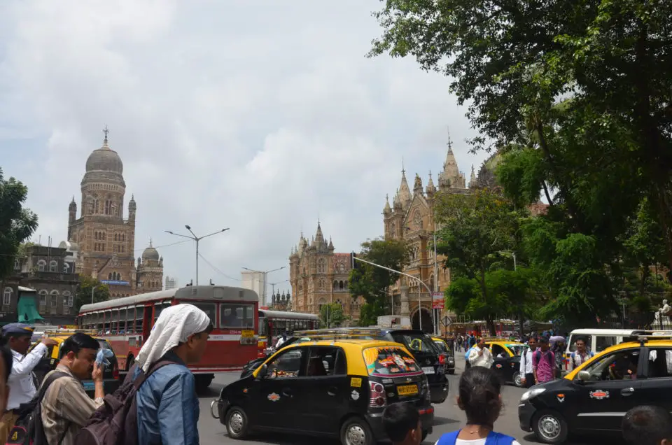 Zwei der für mich schönsten der Mumbai Sehenswürdigkeiten stehen nebeneinander: der Victoria Terminus und das Municipal Corporation Building.