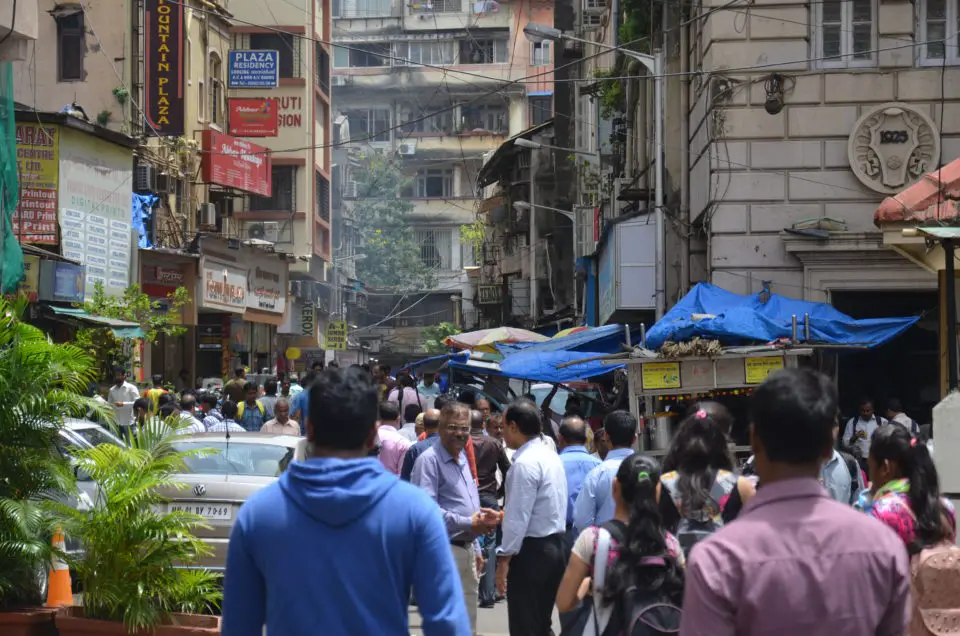 Straßenszene nahe dem Victoria Terminus, einer der berühmtesten der Mumbai Sehenswürdigkeiten.