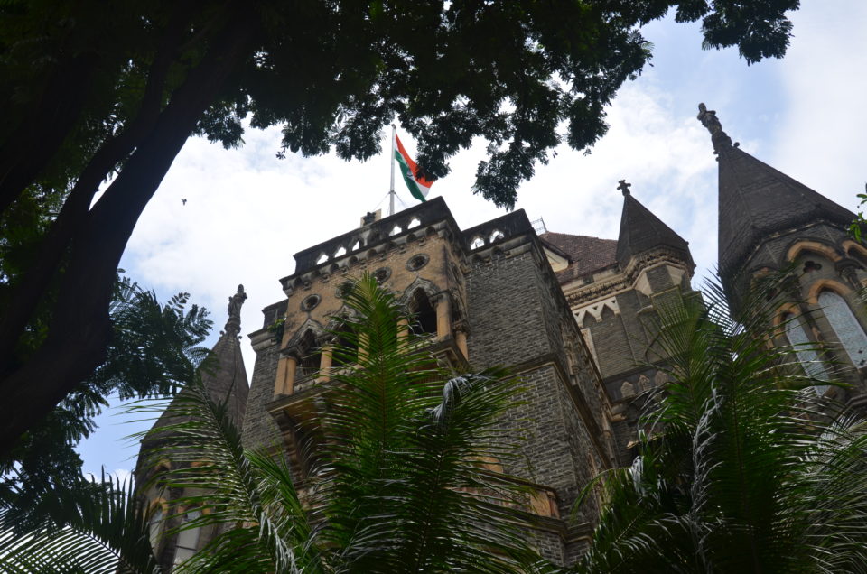 Neben der Mumbai University stößt man auf den Mumbai High Court, der ebenfalls fast eine Nennung unter den größten Bombay Sehenswürdigkeiten verdient hätte.