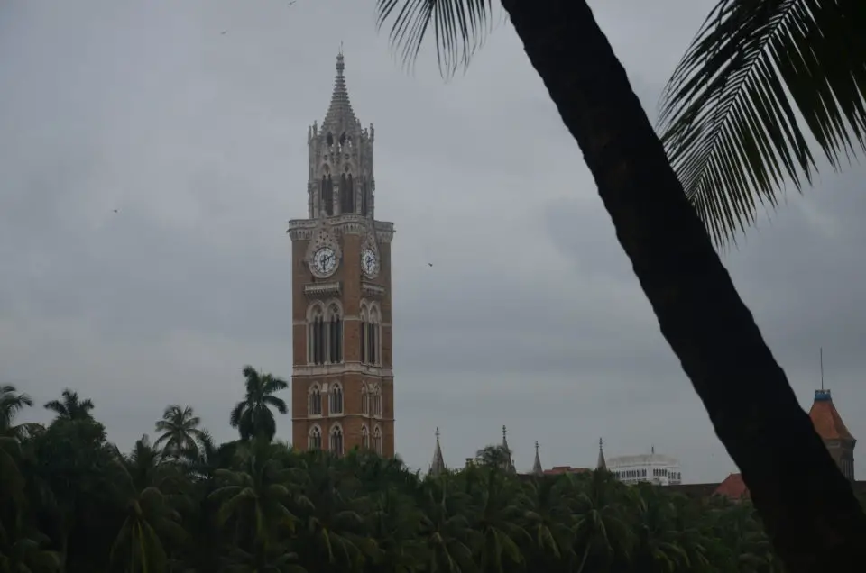 Der Rajabai Clock Tower, hier vom Oval Maidan aus gesehen, befindet sich auf dem Gelände der University of Mumbai und zählt zu den schönsten Mumbai Sehenswürdigkeiten.