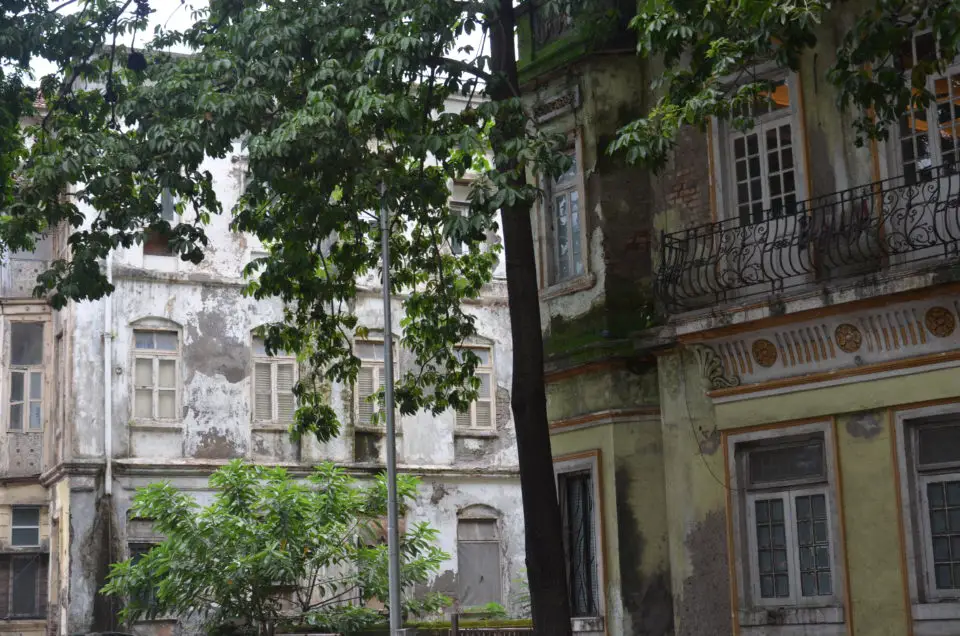 Sanierungsbedürftige Fassaden sind in Mumbai keine Seltenheit. Sehenswert sind die angeranzten Wohnhäuser jedoch nicht zuletzt genau deswegen.