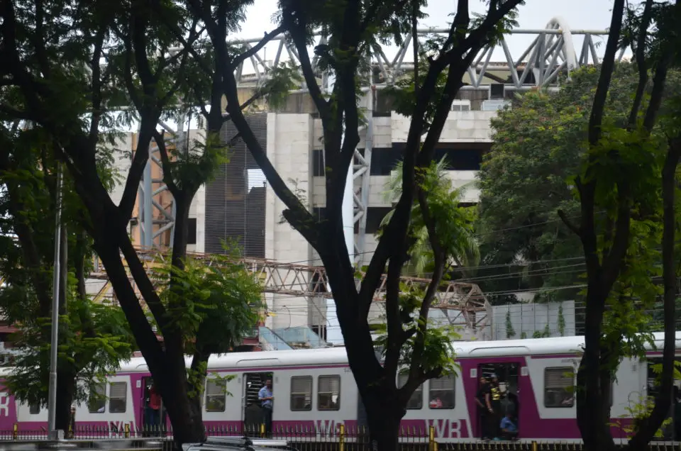 Zug vor dem Wankhede Cricket Stadion nahe der Churchgate Station in Mumbai.
