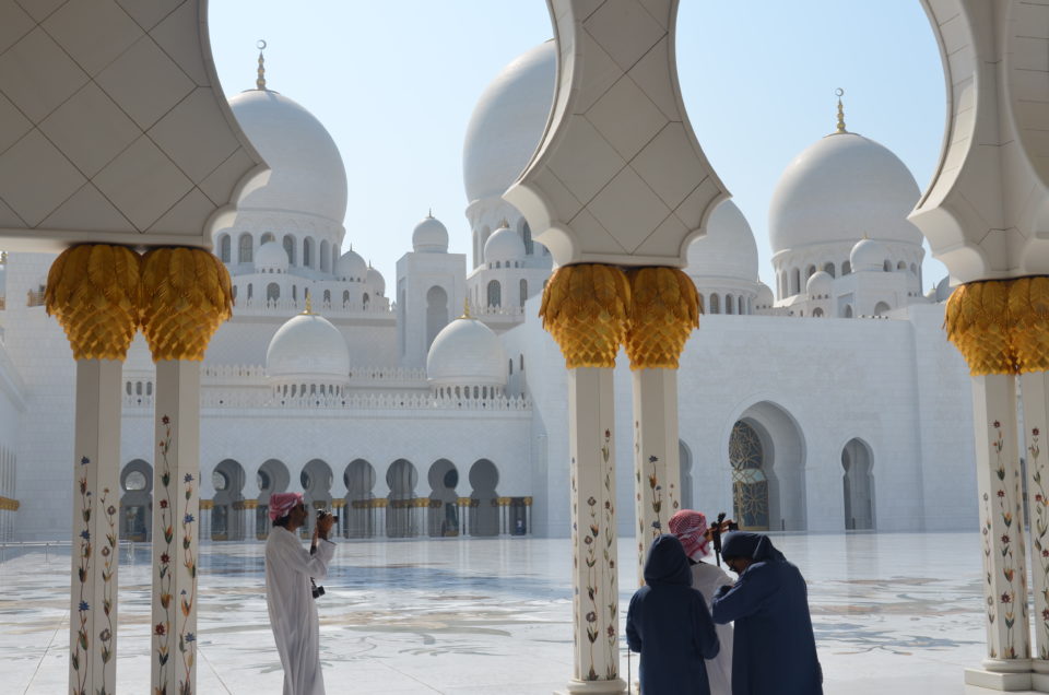 Die Sheikh-Zayed Mosque sollte unbedingt auf deinem Plan für einen Abu Dhabi Stopover stehen.
