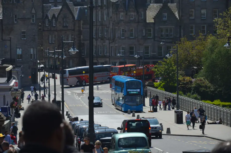 Einer der wichtigsten Edinburgh Reisetipps ist die Erwähnung des Airlink 100 Busses.