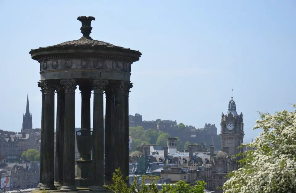 Die schönste der Edinburgh Sehenswürdigkeiten für eine Kurzreise: der Ausblick vom Calton Hill