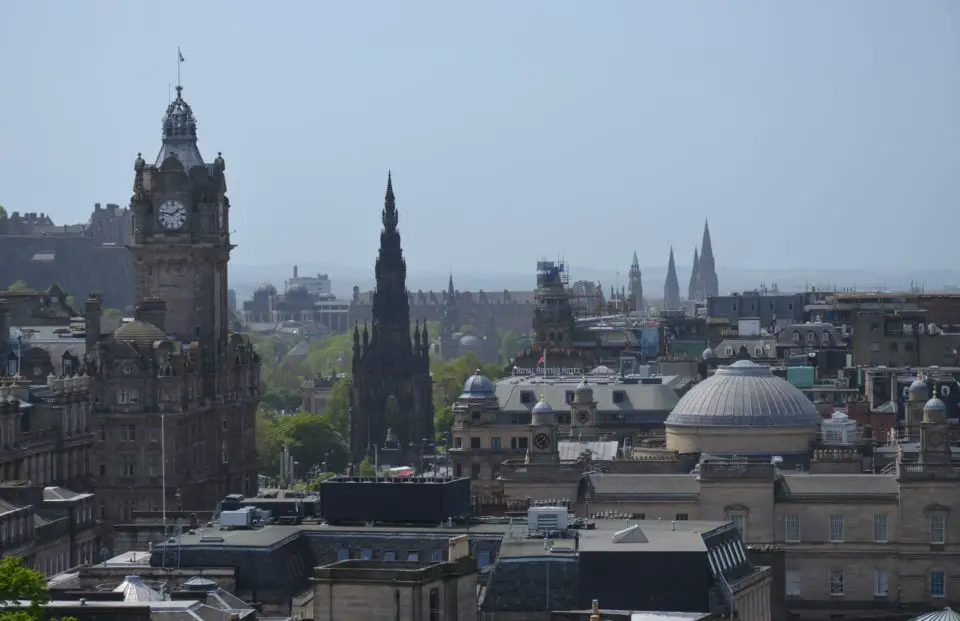 Ausblick vom Calton Hill über die Edinburgh Sehenswürdigkeiten Scott Monument und Balmoral.
