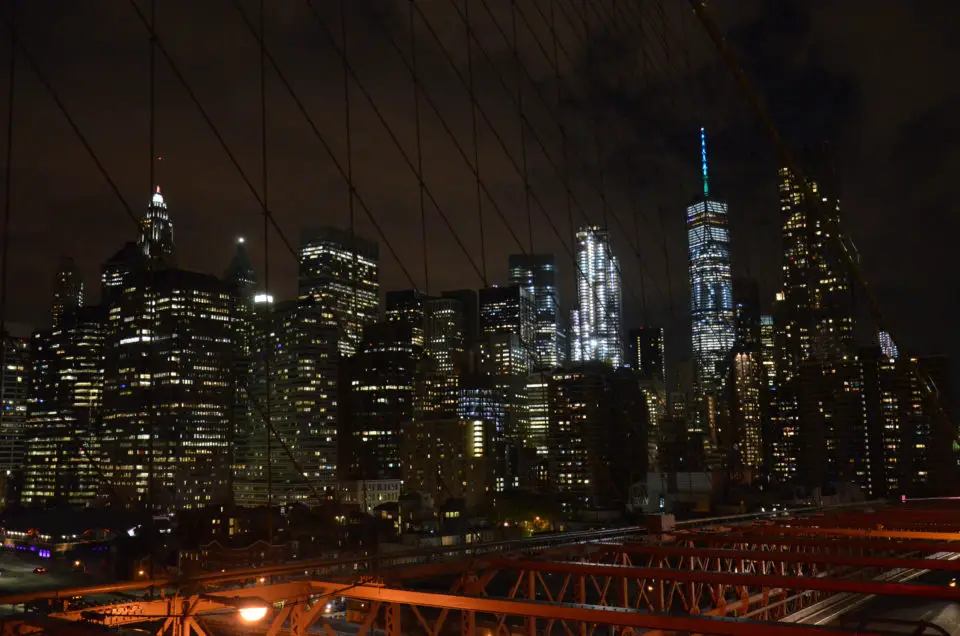 Die Skyline von Manhattan von der Brooklyn Bridge aus gesehen darf auf keiner Liste der schönsten Orte der Welt fehlen.