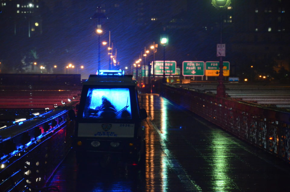 Die Brooklyn Bridge in New York im Regen