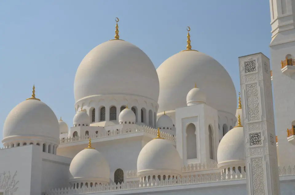 Die weißen Kuppeln der Scheich-Zayid-Moschee, die die größte der Abu Dhabi Sehenswürdigkeiten ist und bei einer Abu Dhabi Zwischenlandung als erstes angesteuert werden sollte.