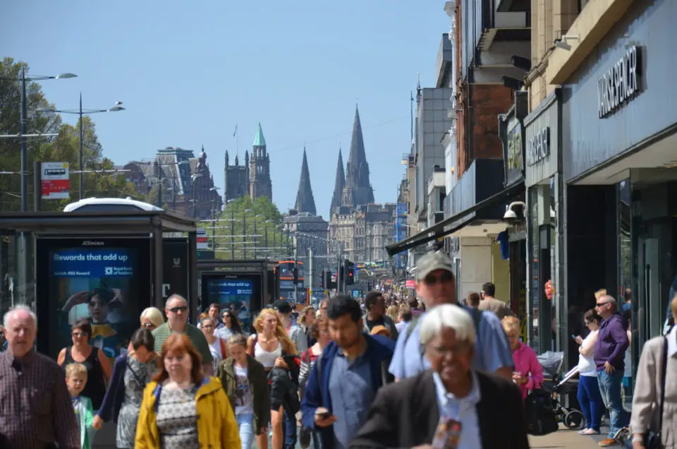 Die Princes Street ist eine der bekanntesten Edinburgh Sehenswürdigkeiten