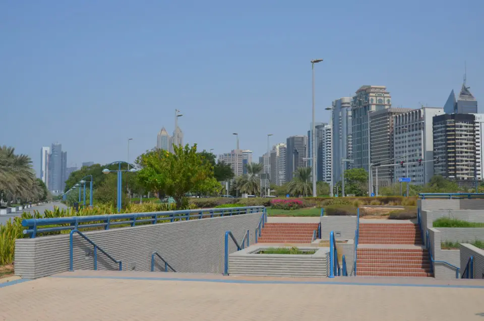 Bei einer Abu Dhabi Zwischenlandung solltest du die Corniche Promenade, die du auf diesem Foto siehst, ansteuern