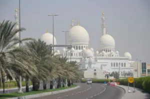 Zufahrt zur Scheich-Zayid-Moschee und diejenige der Abu Dhabi Sehenswürdigkeiten, die du bei einer Abu Dhabi Zwischenlandung unbedingt ansteuern solltest.