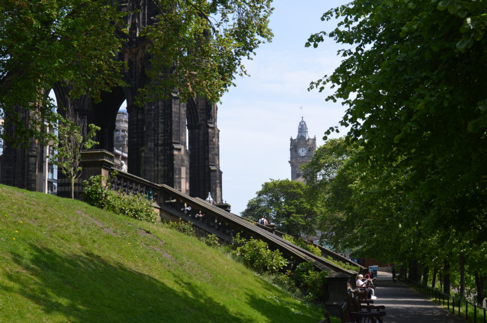Hier siehst du mehrere Edinburgh Sehenswürdigkeiten zugleich: Princes Street Gardens, Scott Monument, Balmoral