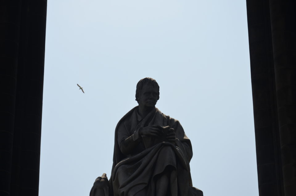 Die Sir Walter Scott Statue im Scott Monument in Edinburgh