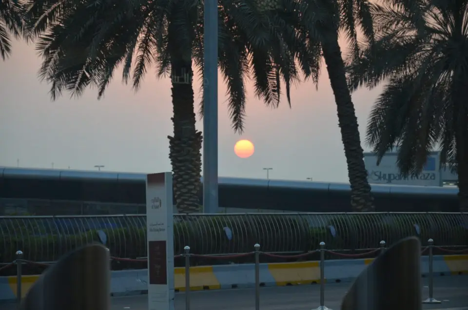 Sonnenuntergang am Flughafen von Abu Dhabi bei einem Stopover
